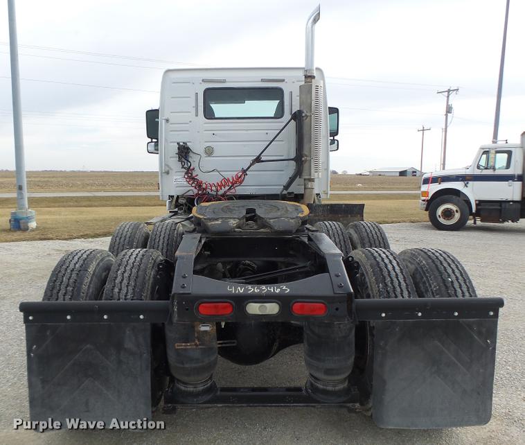 image for item DA3277 2004 Volvo VNL semi truck