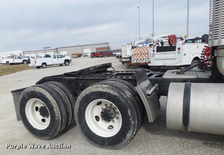 image for item DA3277 2004 Volvo VNL semi truck