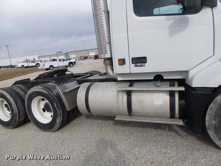 image for item DA3277 2004 Volvo VNL semi truck