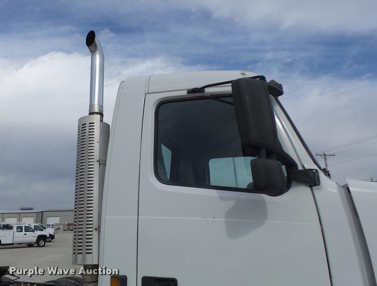 image for item DA3277 2004 Volvo VNL semi truck