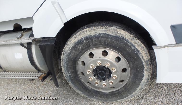 image for item DA3277 2004 Volvo VNL semi truck