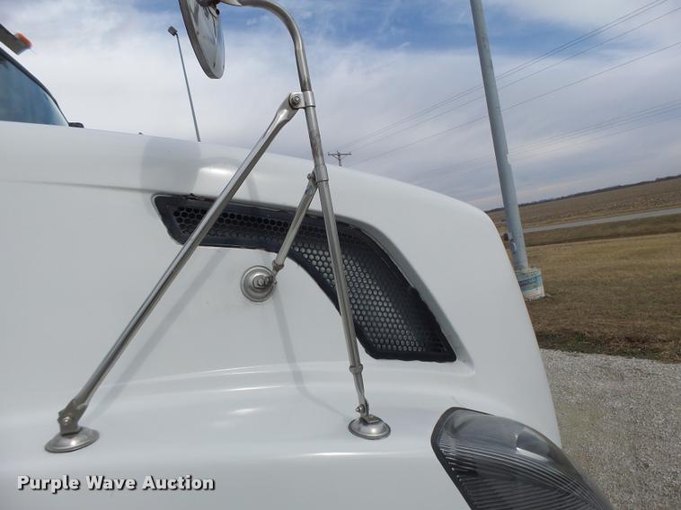 image for item DA3277 2004 Volvo VNL semi truck