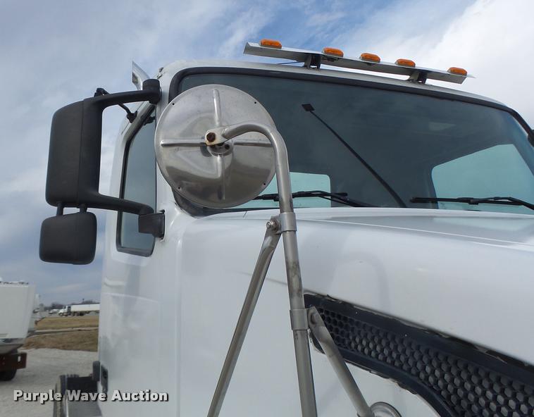 image for item DA3277 2004 Volvo VNL semi truck