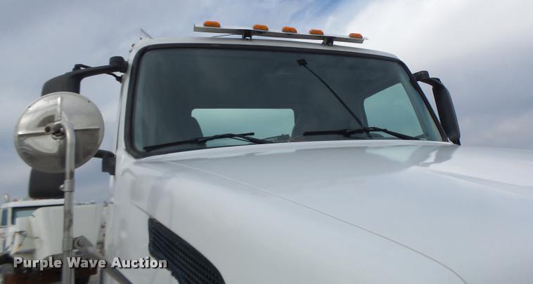 image for item DA3277 2004 Volvo VNL semi truck