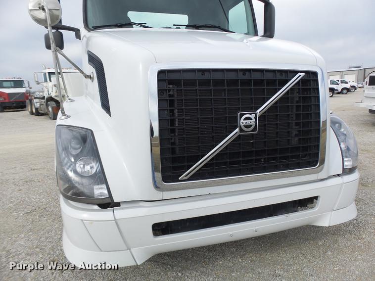 image for item DA3277 2004 Volvo VNL semi truck