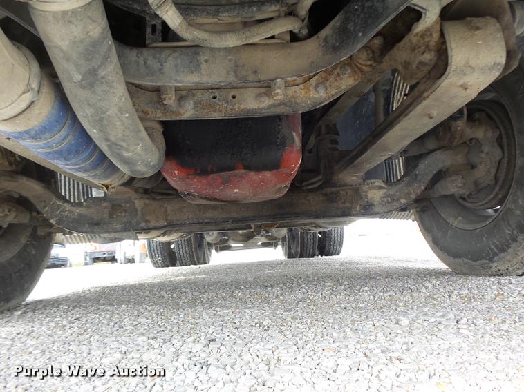 image for item DA3277 2004 Volvo VNL semi truck