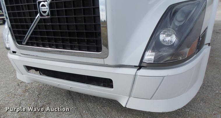 image for item DA3277 2004 Volvo VNL semi truck