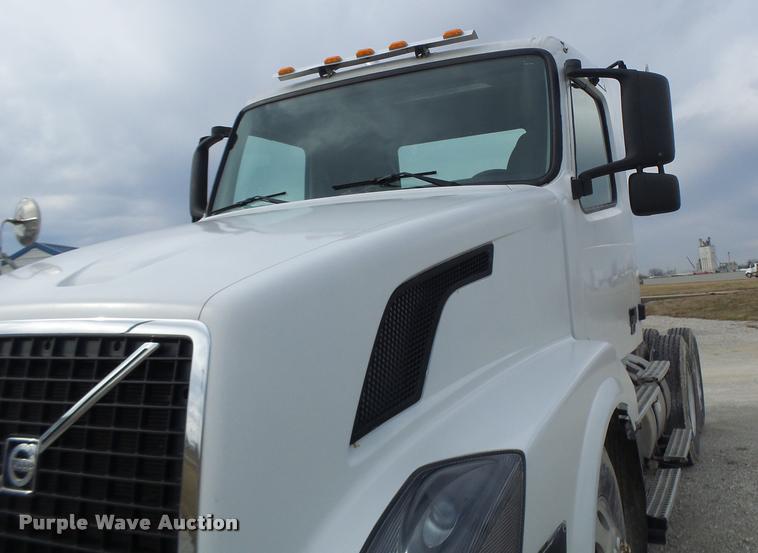image for item DA3277 2004 Volvo VNL semi truck