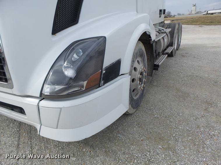 image for item DA3277 2004 Volvo VNL semi truck