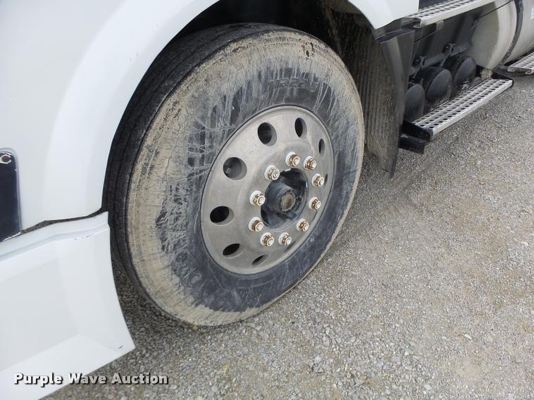 image for item DA3277 2004 Volvo VNL semi truck