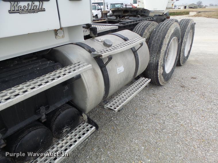 image for item DA3277 2004 Volvo VNL semi truck