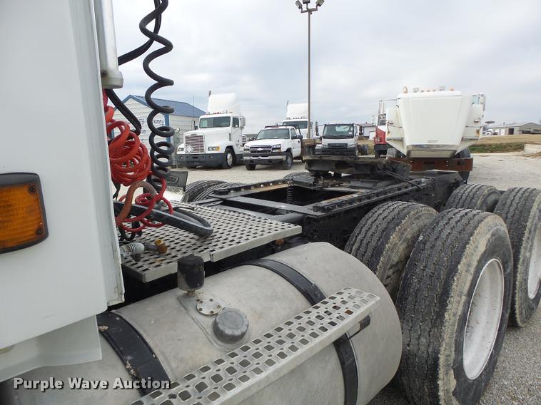 image for item DA3277 2004 Volvo VNL semi truck