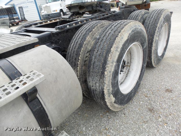 image for item DA3277 2004 Volvo VNL semi truck