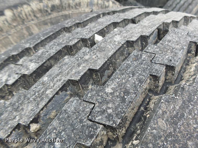 image for item DA3277 2004 Volvo VNL semi truck