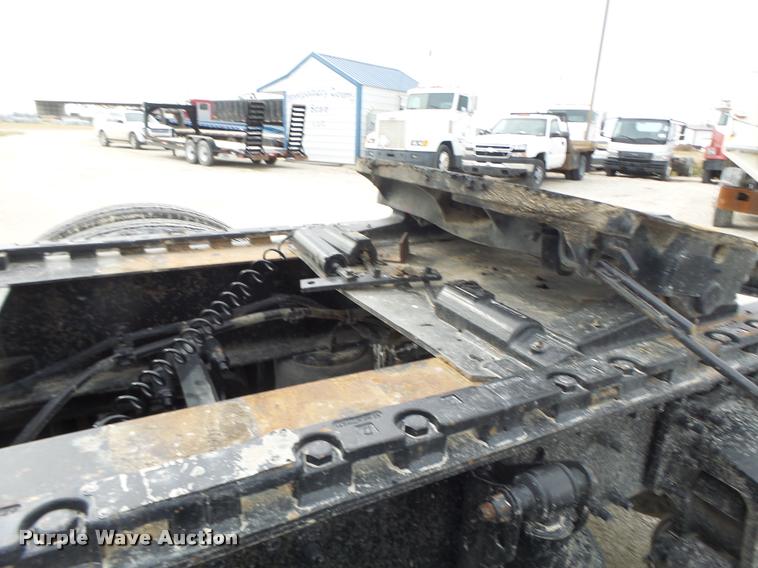 image for item DA3277 2004 Volvo VNL semi truck