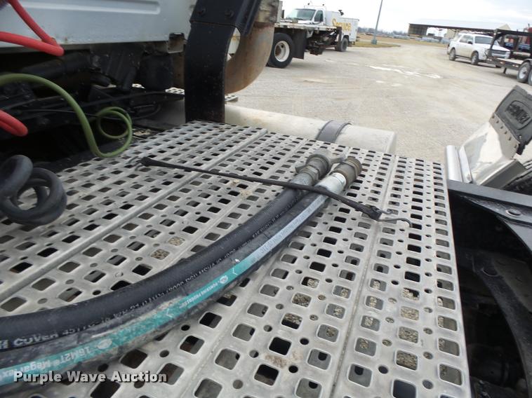 image for item DA3277 2004 Volvo VNL semi truck