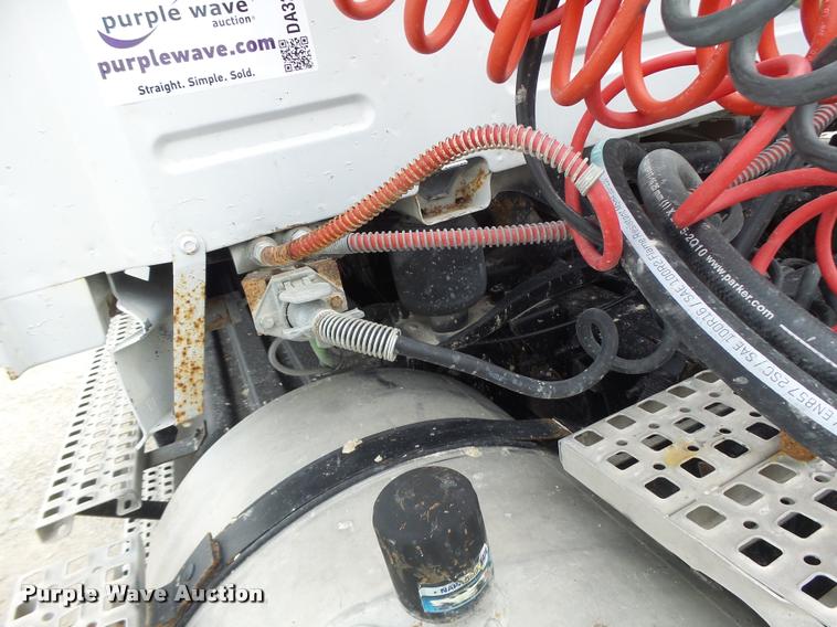 image for item DA3277 2004 Volvo VNL semi truck