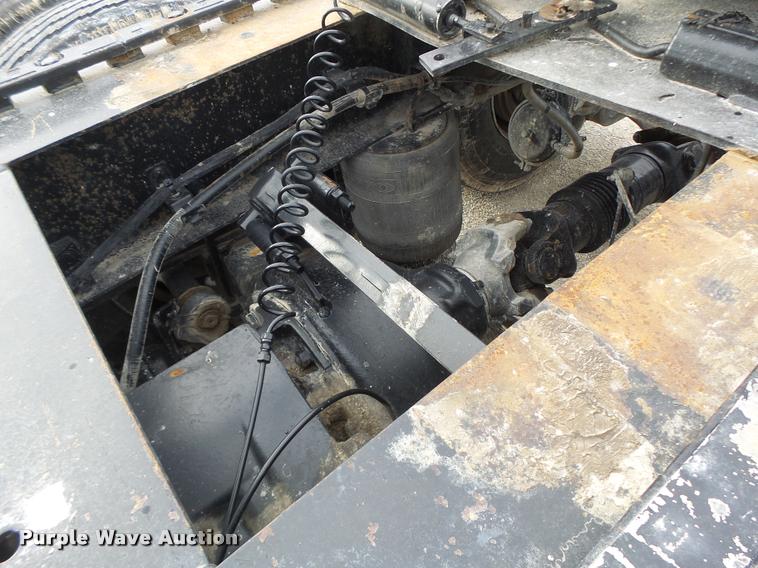 image for item DA3277 2004 Volvo VNL semi truck