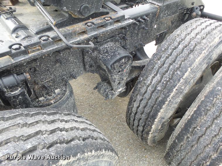 image for item DA3277 2004 Volvo VNL semi truck