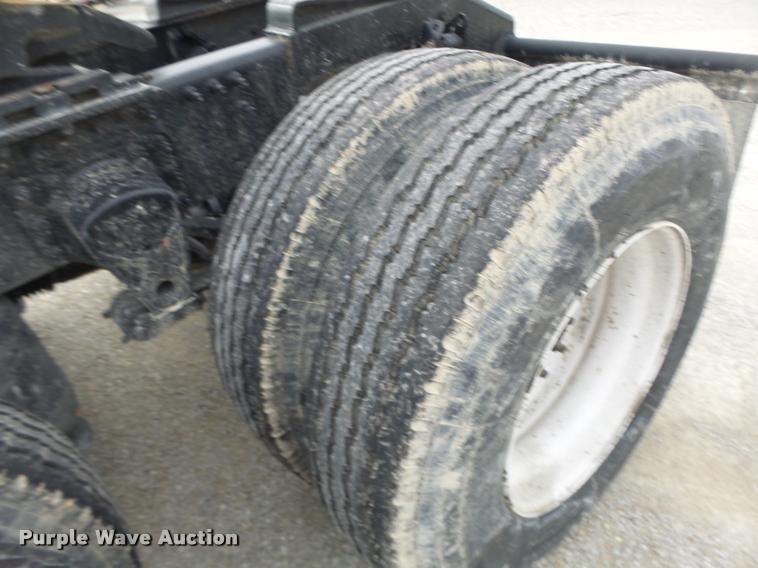 image for item DA3277 2004 Volvo VNL semi truck