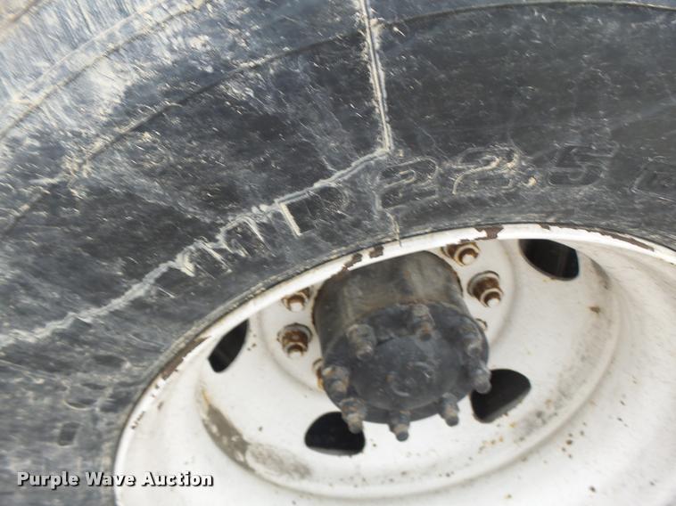 image for item DA3277 2004 Volvo VNL semi truck