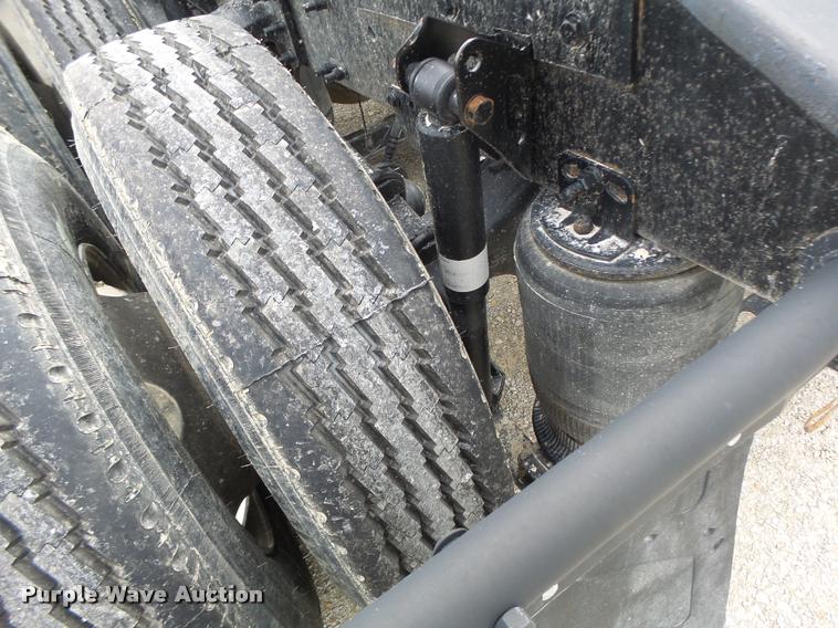 image for item DA3277 2004 Volvo VNL semi truck