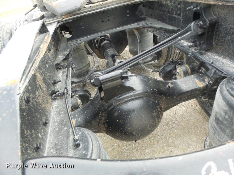 image for item DA3277 2004 Volvo VNL semi truck