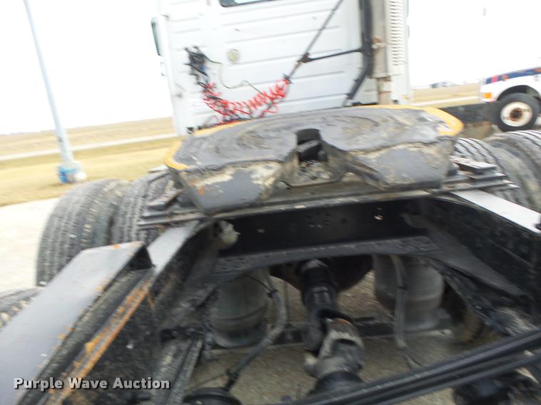 image for item DA3277 2004 Volvo VNL semi truck