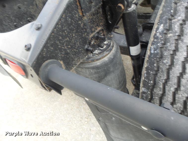 image for item DA3277 2004 Volvo VNL semi truck