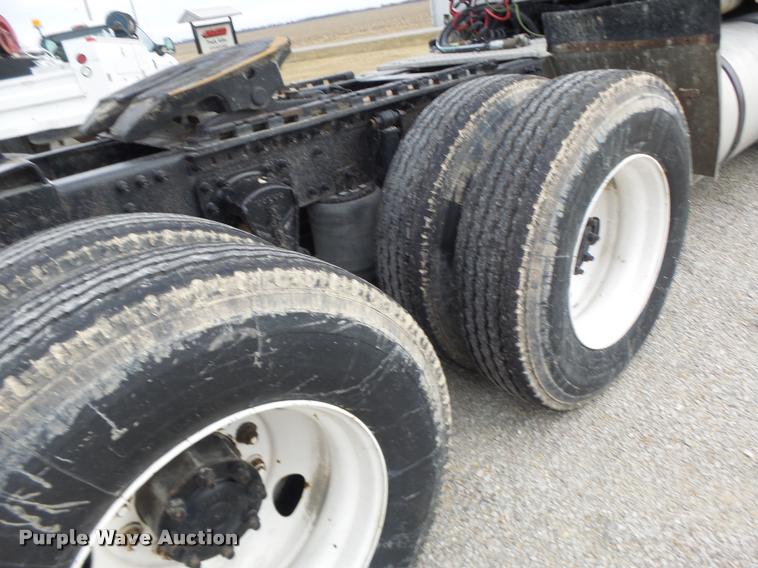 image for item DA3277 2004 Volvo VNL semi truck