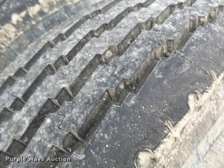 image for item DA3277 2004 Volvo VNL semi truck