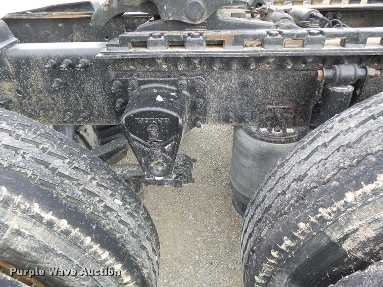 image for item DA3277 2004 Volvo VNL semi truck