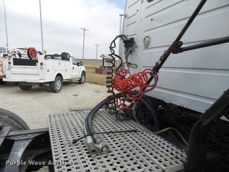 image for item DA3277 2004 Volvo VNL semi truck