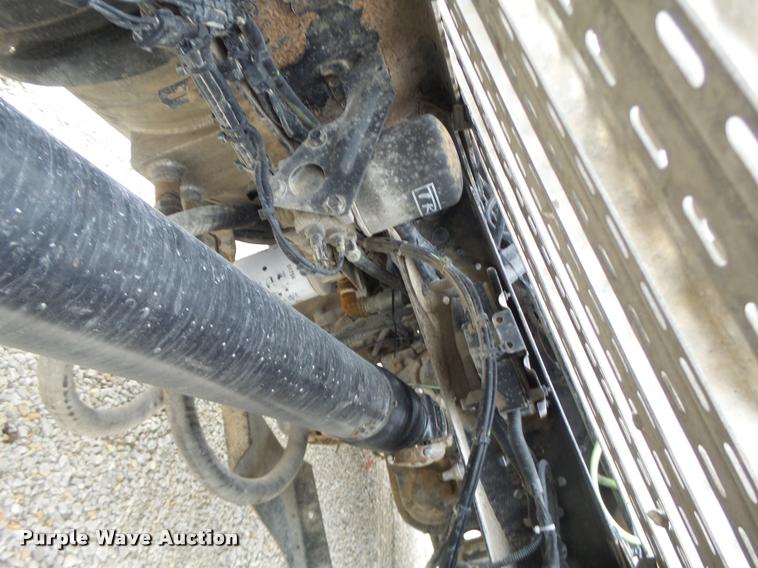 image for item DA3277 2004 Volvo VNL semi truck