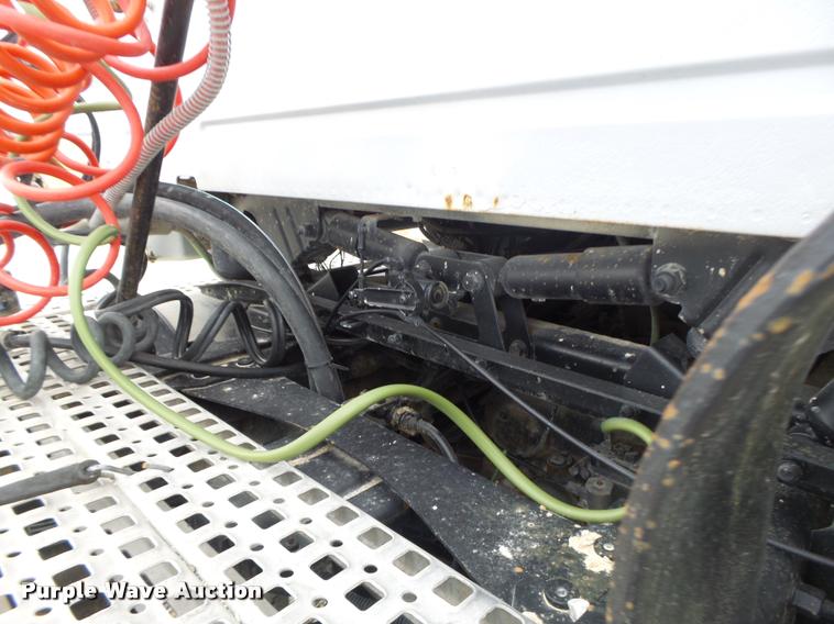 image for item DA3277 2004 Volvo VNL semi truck