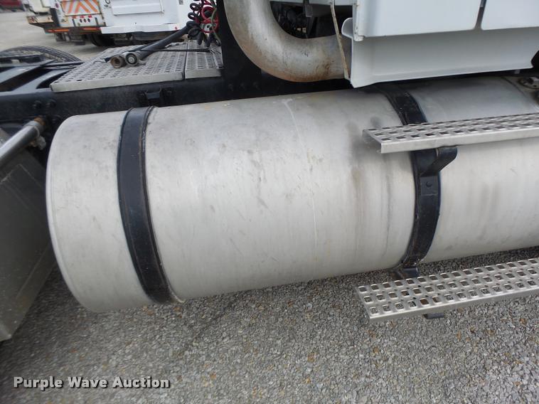 image for item DA3277 2004 Volvo VNL semi truck