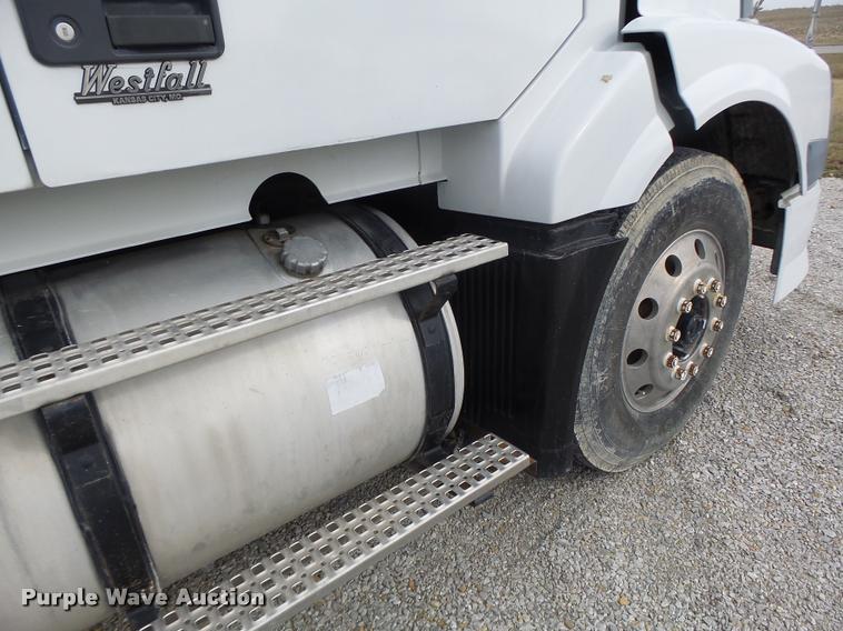 image for item DA3277 2004 Volvo VNL semi truck