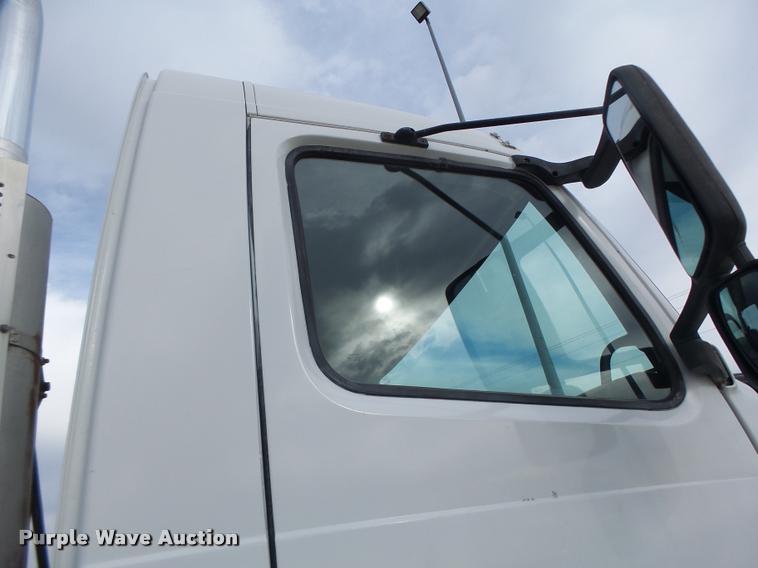 image for item DA3277 2004 Volvo VNL semi truck