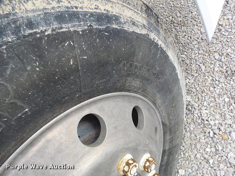 image for item DA3277 2004 Volvo VNL semi truck