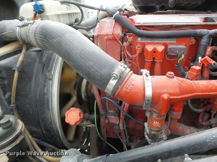 image for item DA3277 2004 Volvo VNL semi truck