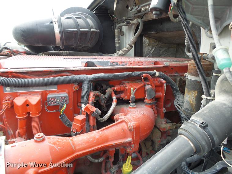 image for item DA3277 2004 Volvo VNL semi truck