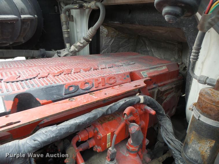 image for item DA3277 2004 Volvo VNL semi truck