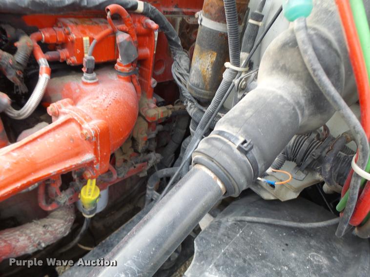 image for item DA3277 2004 Volvo VNL semi truck