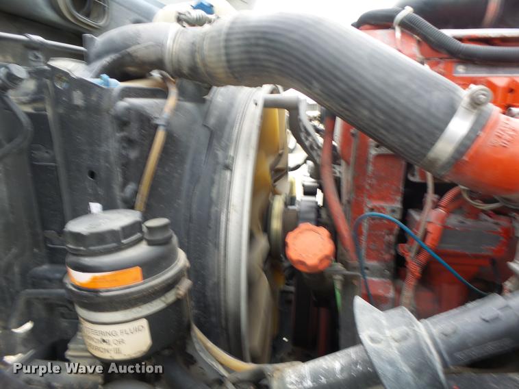 image for item DA3277 2004 Volvo VNL semi truck