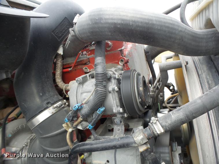 image for item DA3277 2004 Volvo VNL semi truck