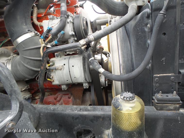 image for item DA3277 2004 Volvo VNL semi truck