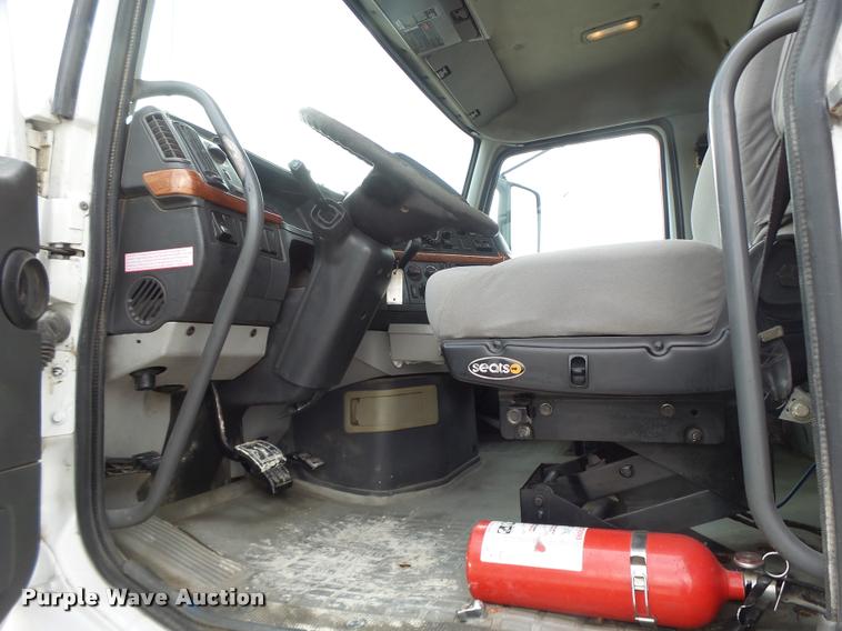 image for item DA3277 2004 Volvo VNL semi truck