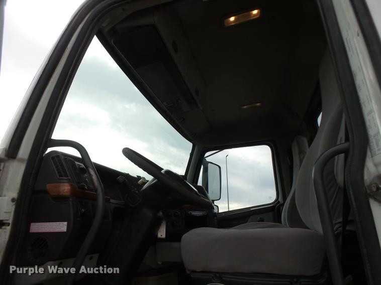 image for item DA3277 2004 Volvo VNL semi truck