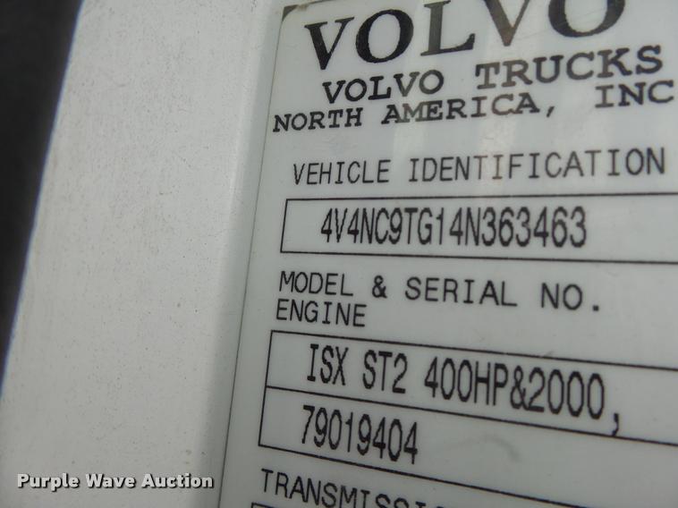 image for item DA3277 2004 Volvo VNL semi truck
