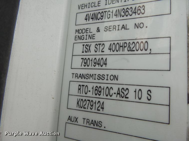 image for item DA3277 2004 Volvo VNL semi truck